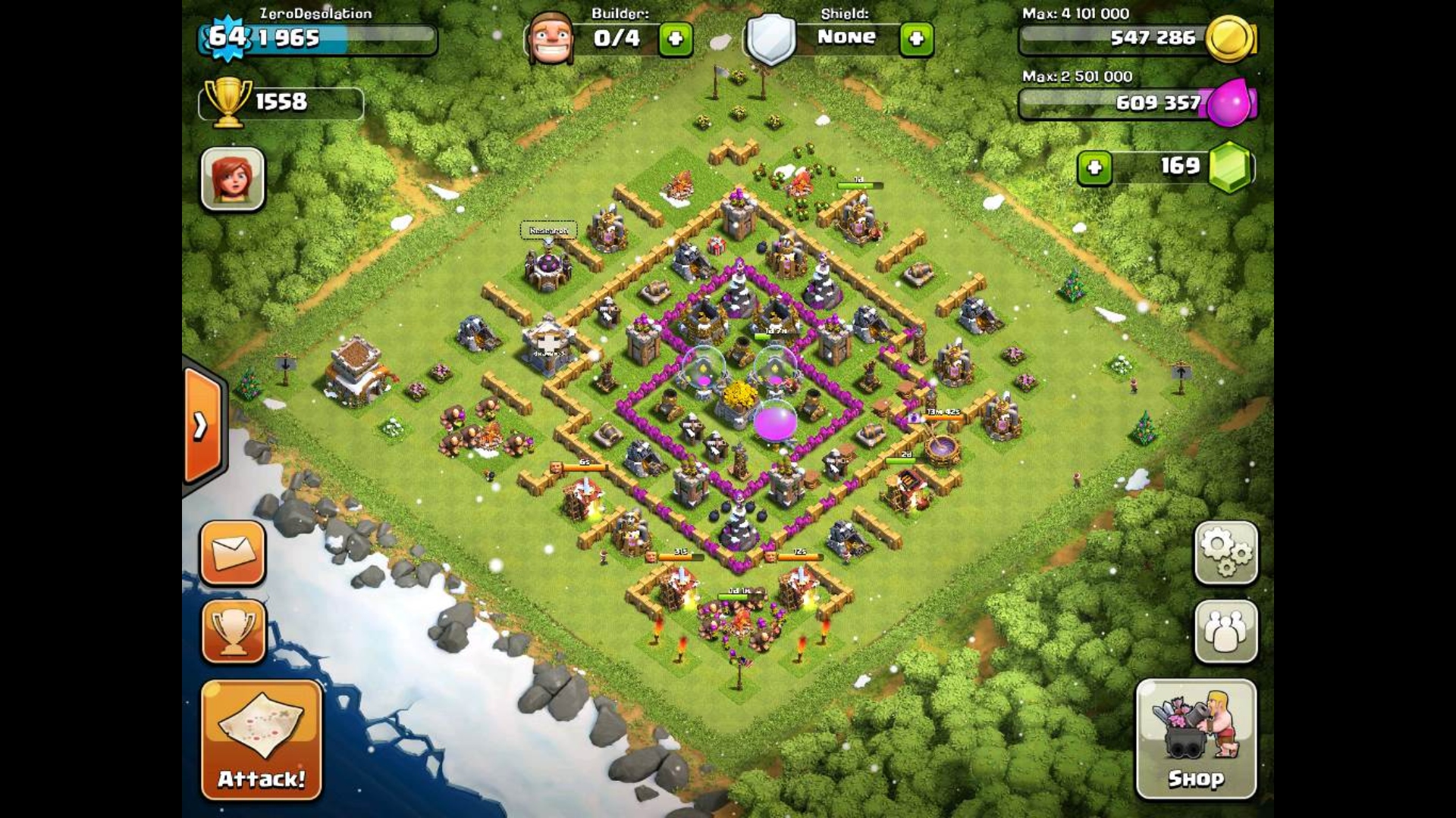 Addictive games - Clash of Clans, Image shows a large settlement in a field.