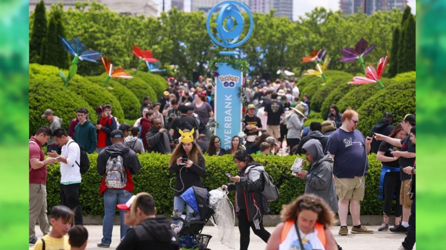 Larrge crowd at a Pokémon Go event